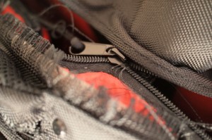 Bild von einer eingerissenen Naht eines Vestax V300 Bags, inkl. kaputtem Reisverschluss