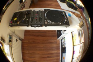 So sieht meine DJ Booth übrigens im Hellen aus. Zwei 1210er und ein Xone:22.